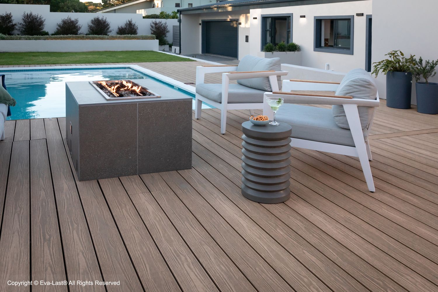 Firepit lounge deck in Eva-tech composite